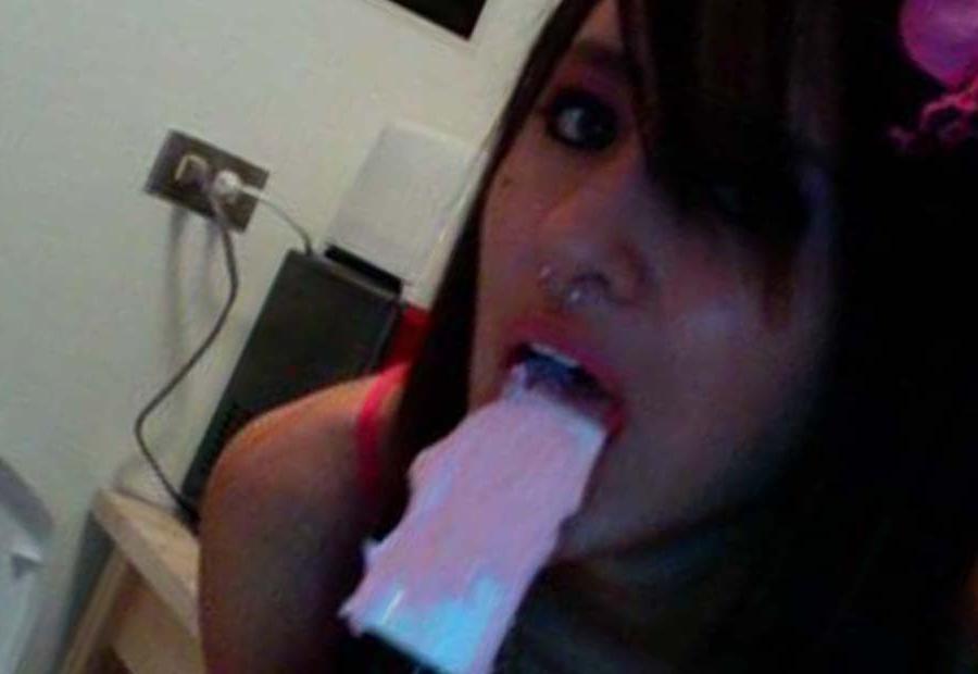 16P Picture gallery of sexy Giselle being emo