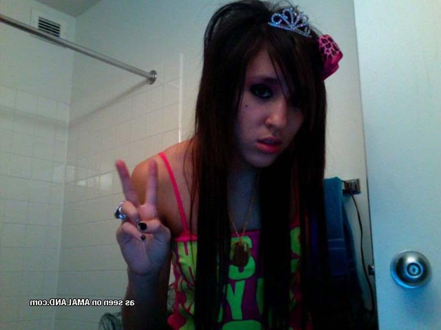 16P Picture gallery of sexy Giselle being emo