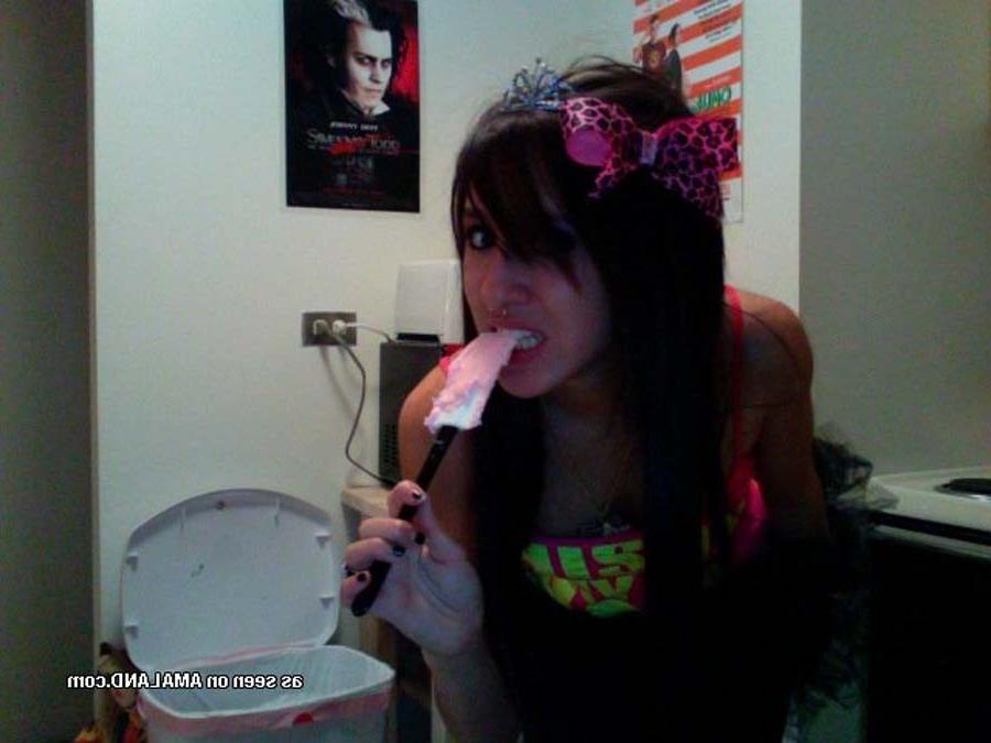 16P Picture gallery of sexy Giselle being emo