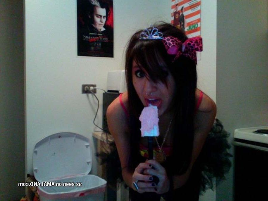 16P Picture gallery of sexy Giselle being emo