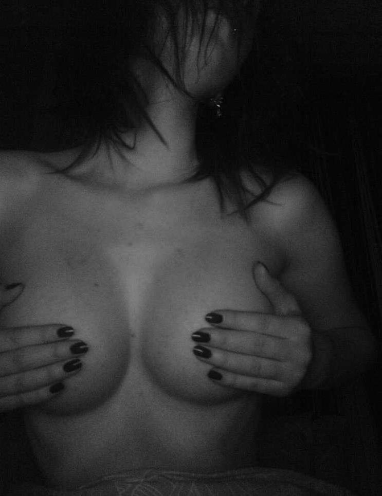 16P Hot B&amp;amp;W photos from these emo girlfriends
