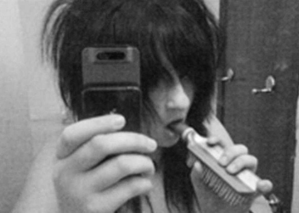 16P Hot B&amp;amp;W photos from these emo girlfriends