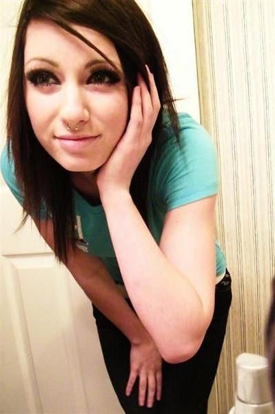 16P Pics of self-shooting emo GFs