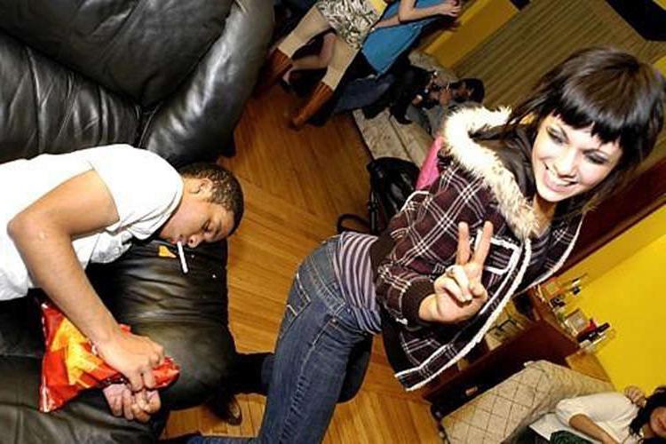 15P Shots of emo chick flaunting her assets