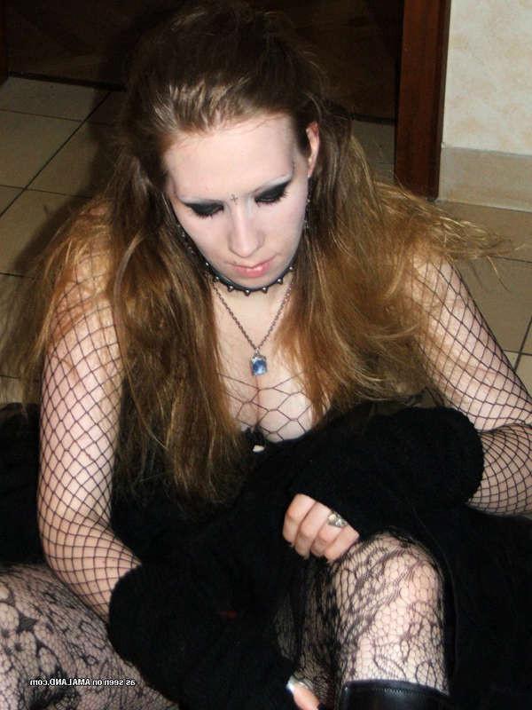 15P Pictures of busty emo babe