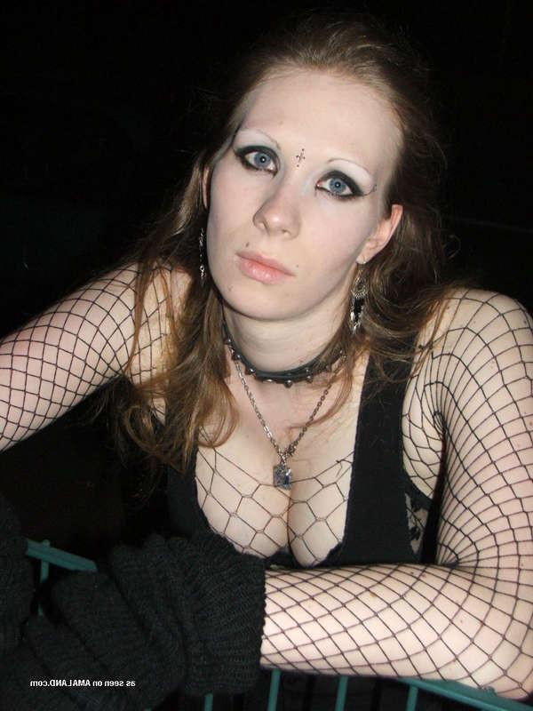 15P Pictures of busty emo babe