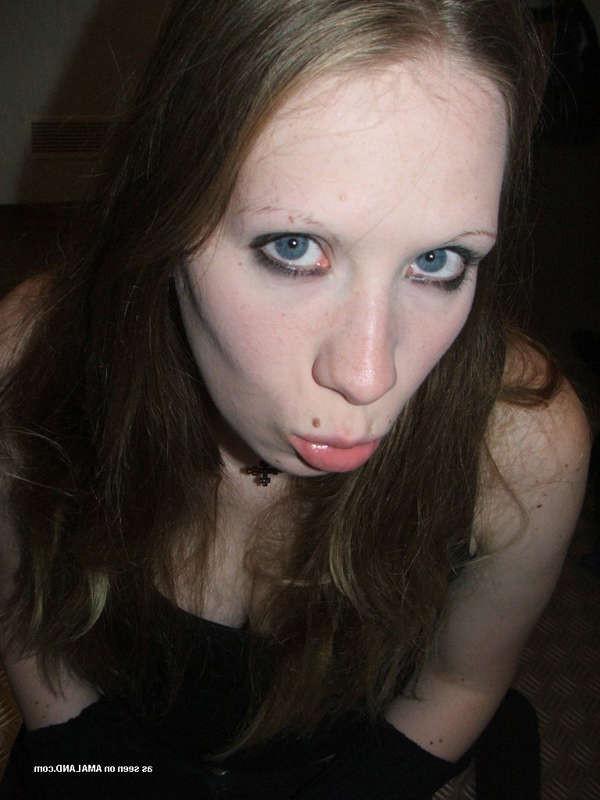15P Pictures of busty emo babe