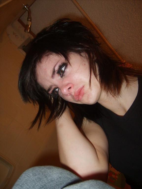 16P Pics of self-shooting emo chick