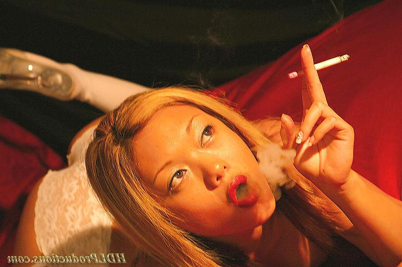 20P Kimmy Kahn - Smoking Fetish at Dragginladies