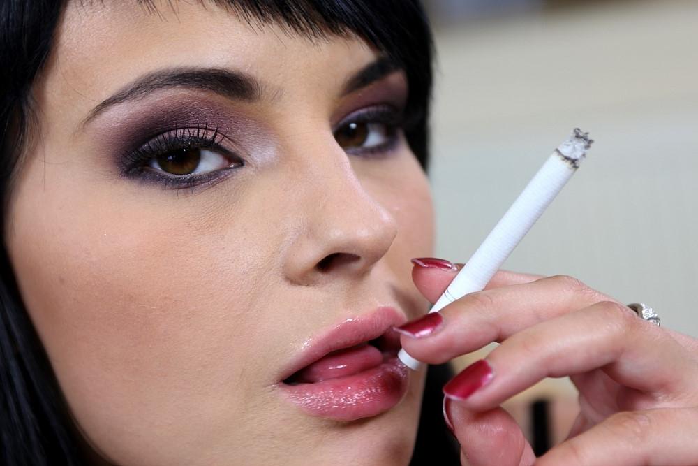 16P Kitty covers dick in smoke while giving a blowjob
