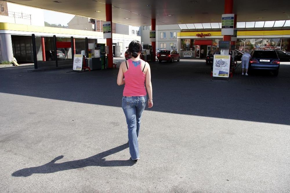 19P A gloryhole brunette sucking cock at a gas station toilet