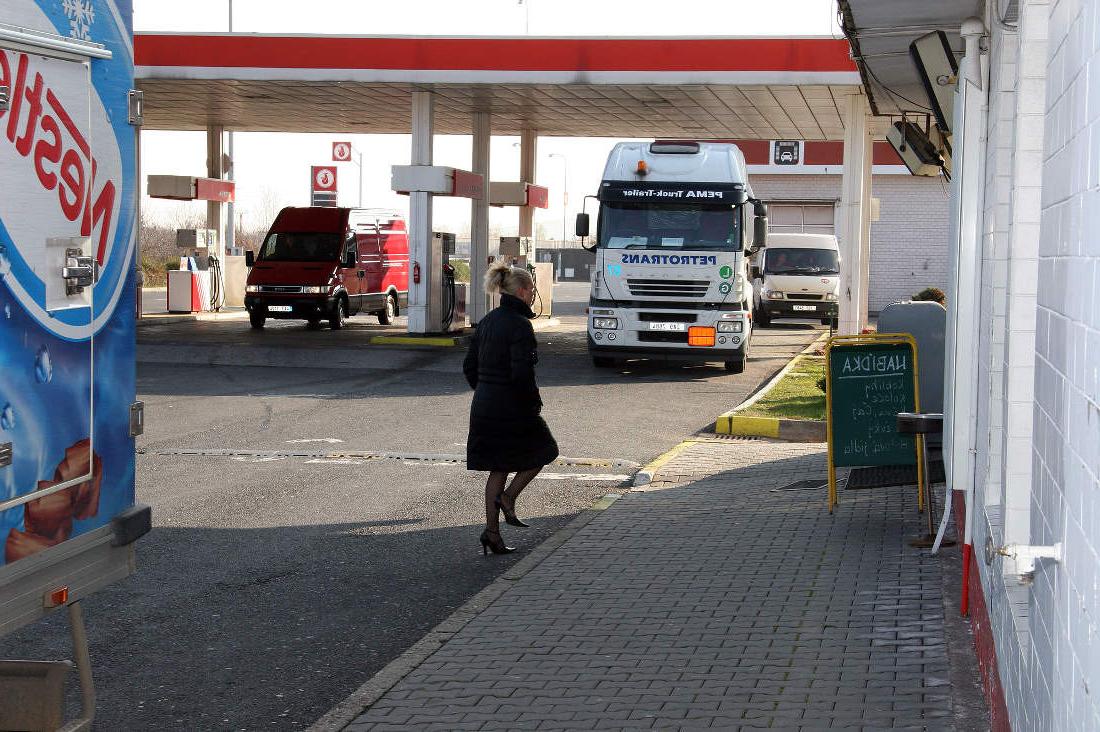 19P Slut sucks strangers through hole in toilet of gas station