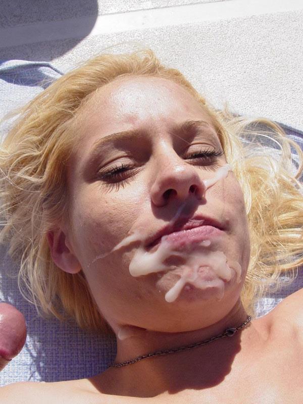 16P Chick lutscht riesige Schwänze, bis sie ins Gesicht gespritzt wird
