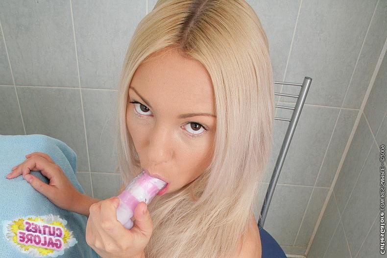 10P Twenty-yo girl posing and stretched by speculum