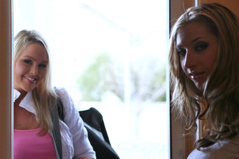 16P Blonde lesbians masturbating her sweet pussies