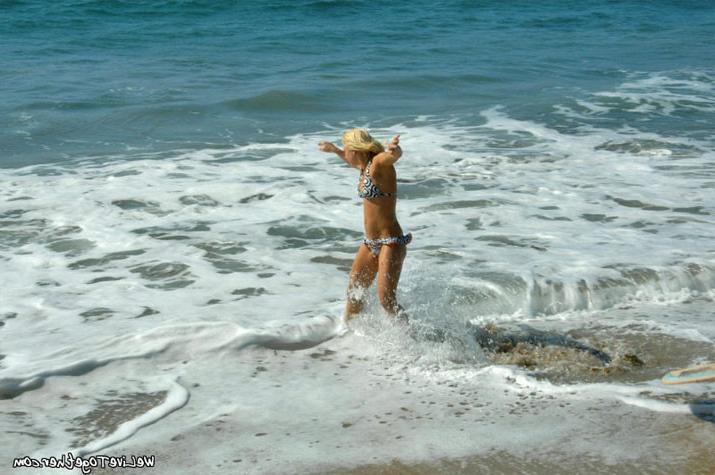 12P 12 pics of smoking blonde in bikini suckn on pussy lips