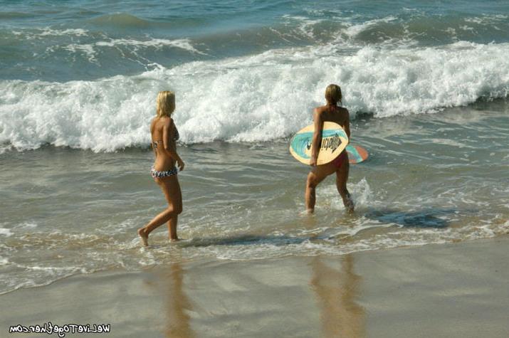 12P 12 pics of smoking blonde in bikini suckn on pussy lips