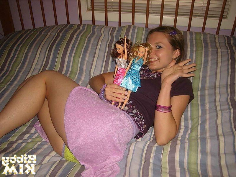 15P Kitty Kim playing with her perky tits