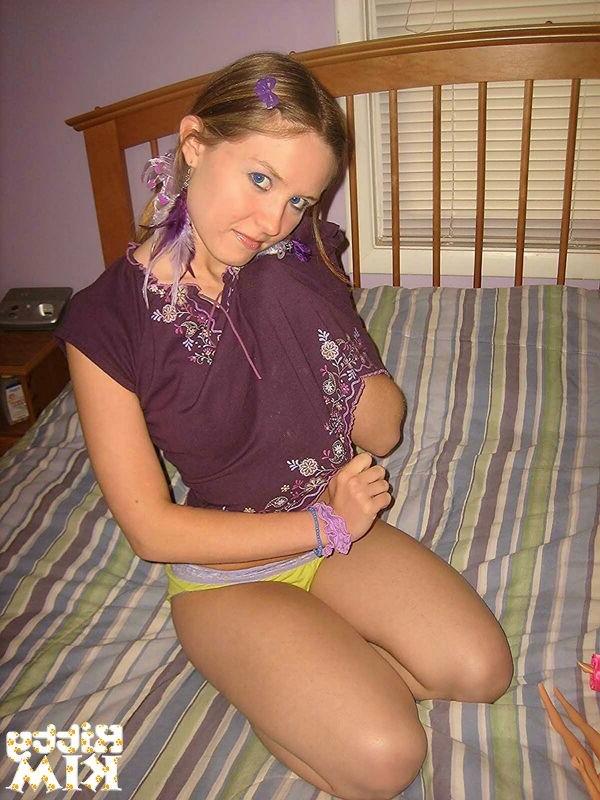 15P Kitty Kim playing with her perky tits