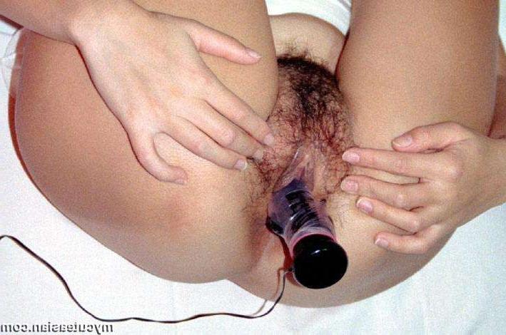 16P Japanese amateur wife spreads her hairy pussy
