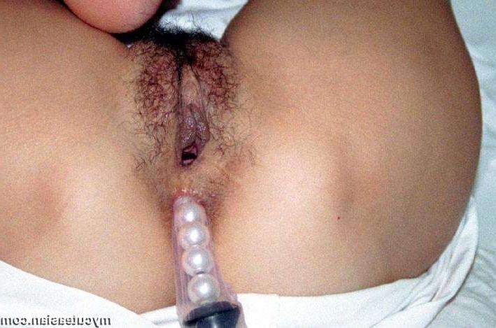 16P Japanese amateur wife spreads her hairy pussy
