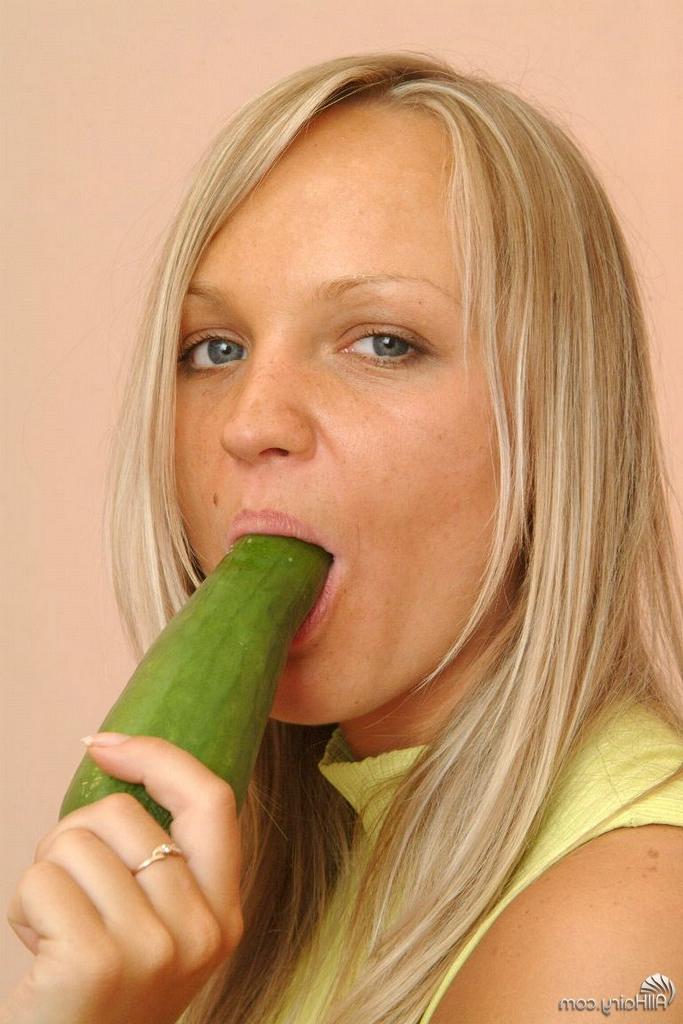 16P hairy young jessica shoves a zucchini up her hairy snatch