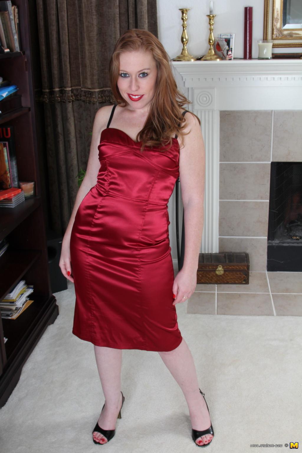 16P Very hot American housewife fooling around
