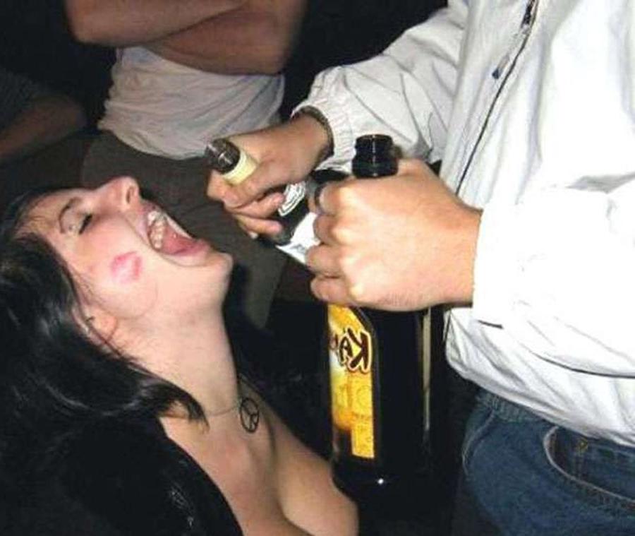 15P Verrückte betrunkene Mädels feiern Party und zeigen freche Titten