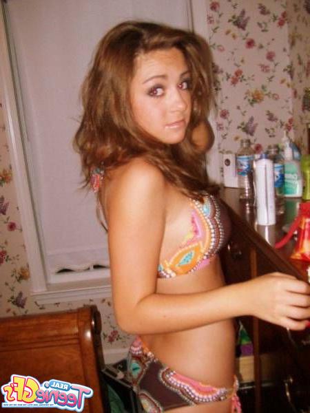 15P Real teen girlfriends take cell phone pics of themselves
