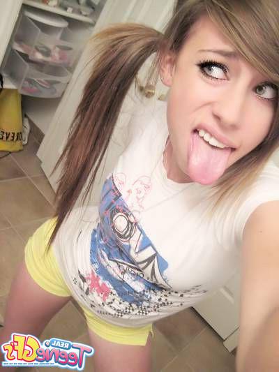 15P Real teen girlfriends take cell phone pics of themselves