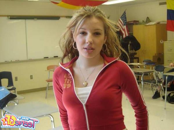 15P Real teen girlfriends take cell phone pics of themselves