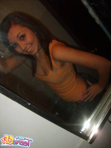 15P Real teen girlfriends take cell phone pics of themselves