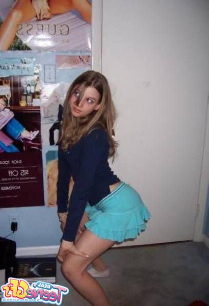 15P Real teen girlfriends take cell phone pics of themselves