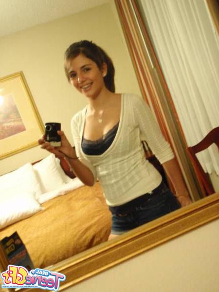 15P Real teen girlfriends take cell phone pics of themselves