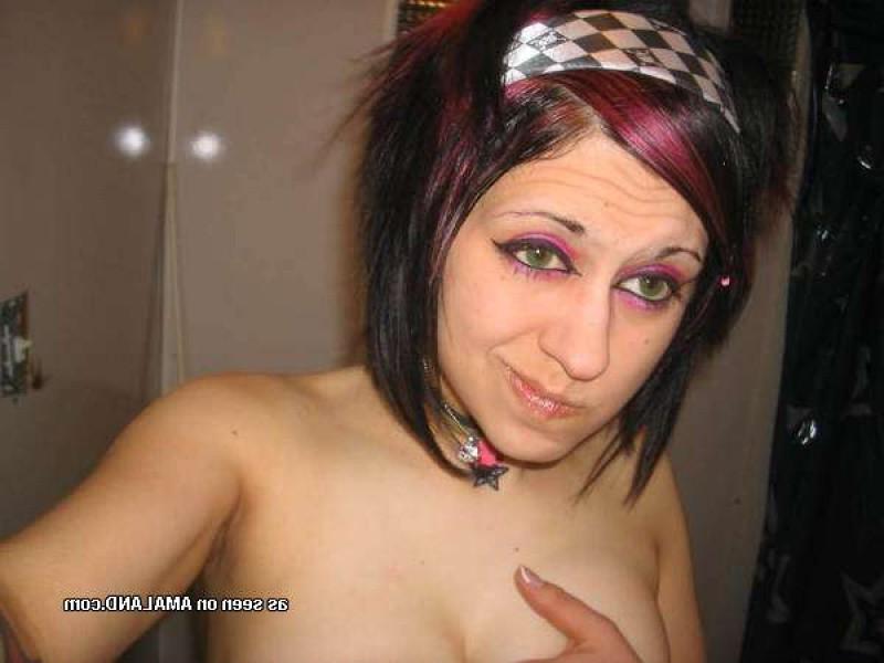 18P Emo girlfriends posing for cell phones