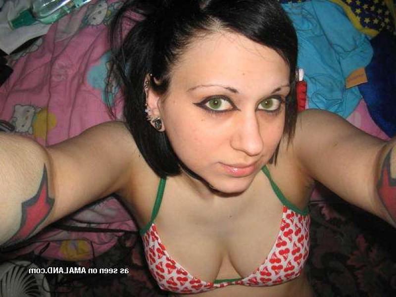 18P Emo girlfriends posing for cell phones
