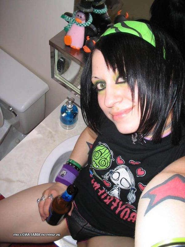 18P Emo girlfriends posing for cell phones