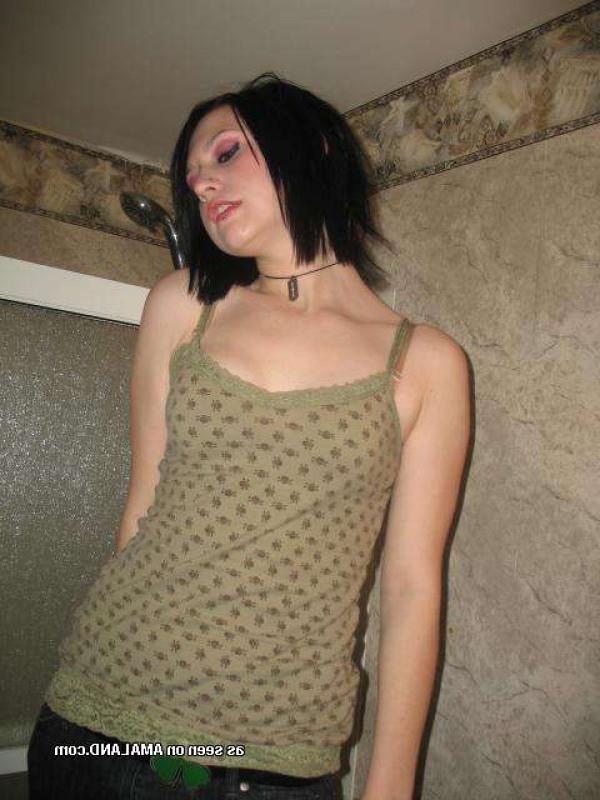 18P Emo girlfriends posing for cell phones