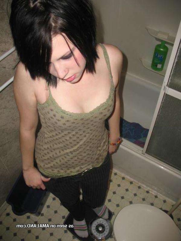 18P Emo girlfriends posing for cell phones