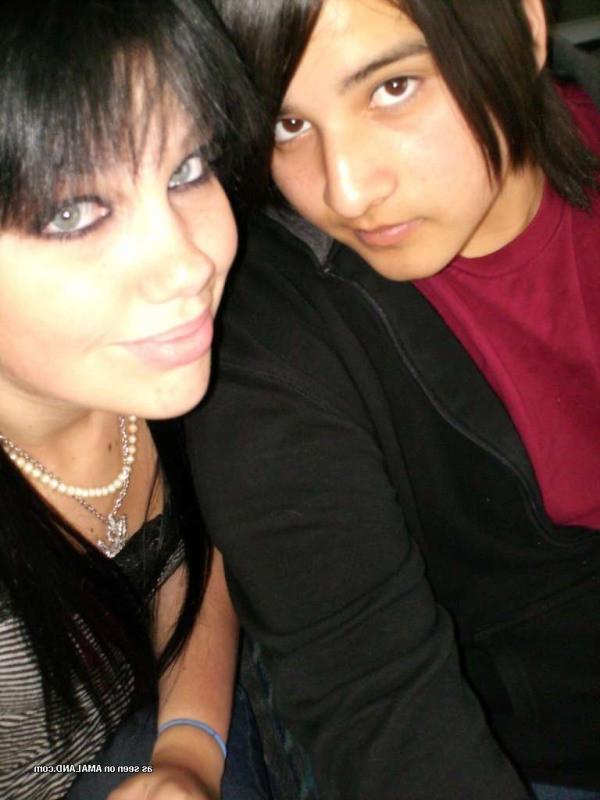 18P Emo girlfriends posing for cell phones