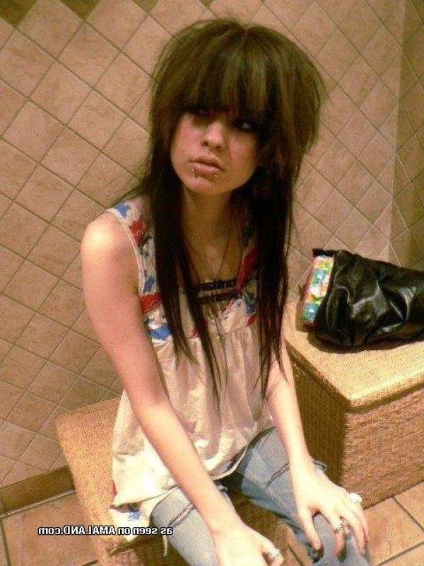 18P Emo girlfriends posing for cell phones