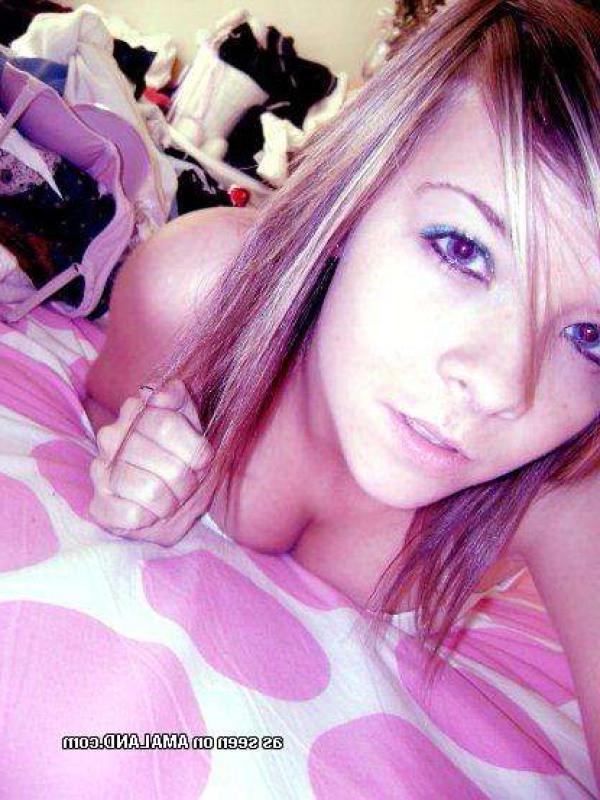 18P Emo girlfriends posing for cell phones