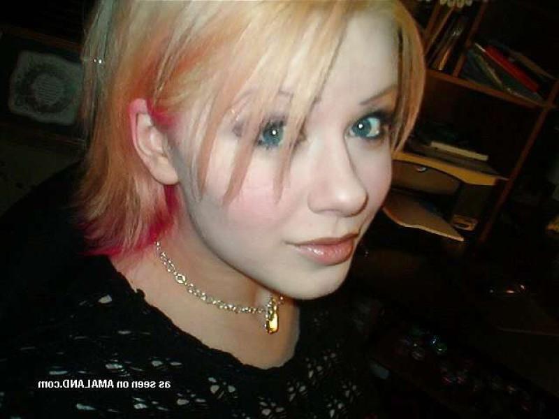 18P Emo girlfriends posing for cell phones