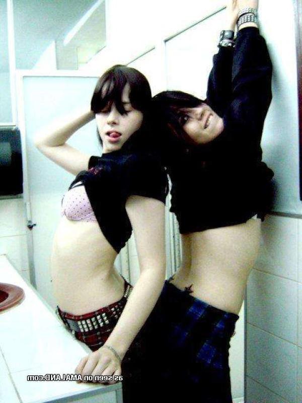 18P Emo girlfriends posing for cell phones