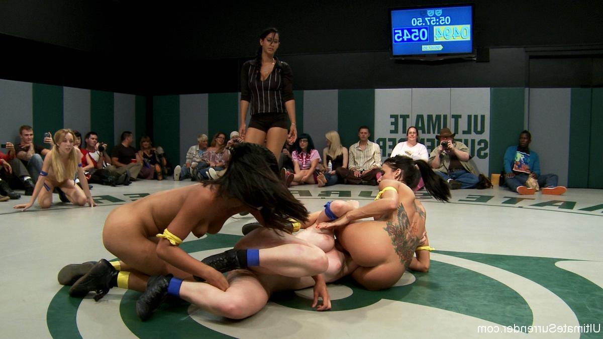 24P Group of 4 babe in real non-scripted lesbian wrestling in public