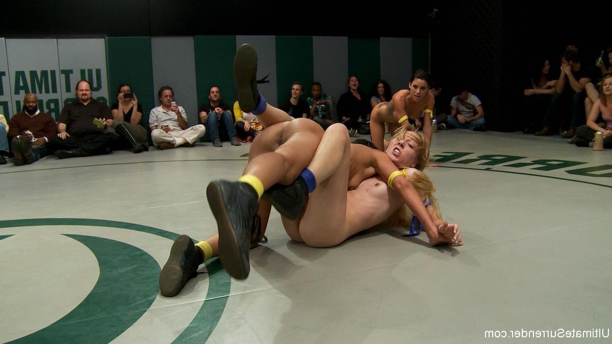 24P Group of 4 babe in real non-scripted lesbian wrestling in public