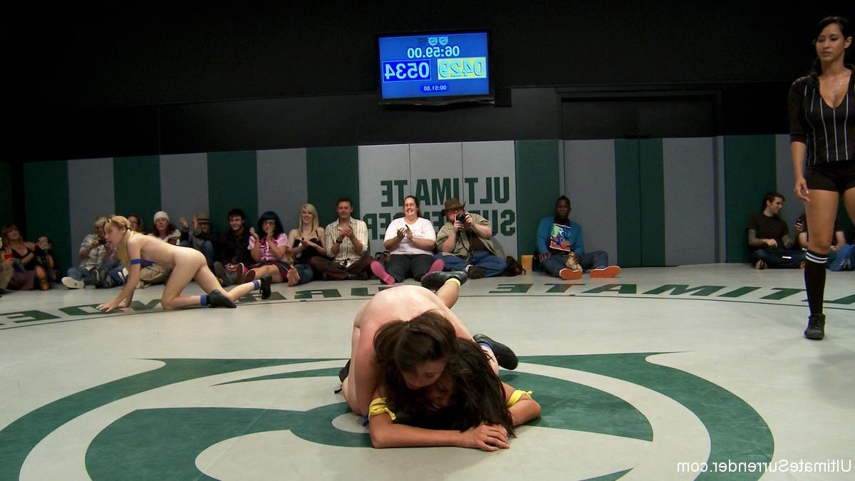 24P Group of 4 babe in real non-scripted lesbian wrestling in public