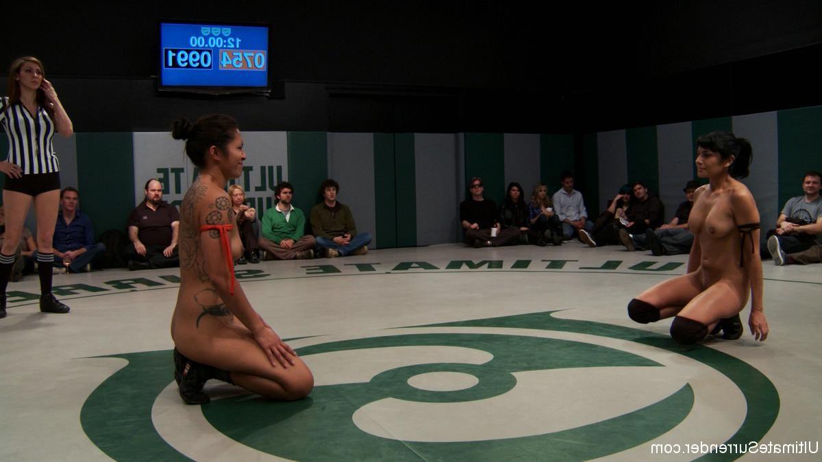 24P Real lesbian group wrestling in front of the live audience