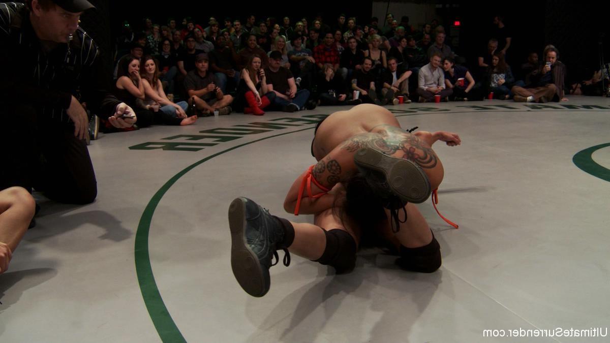 24P Real lesbian group wrestling in front of the live audience