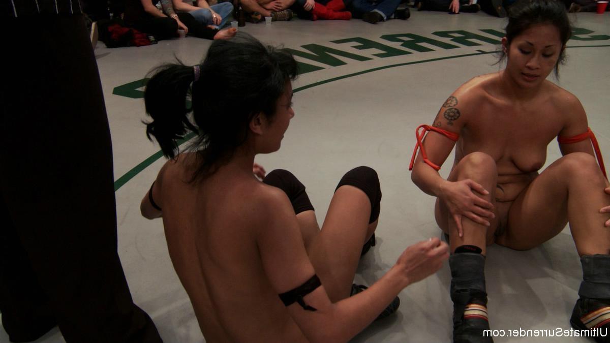 24P Real lesbian group wrestling in front of the live audience
